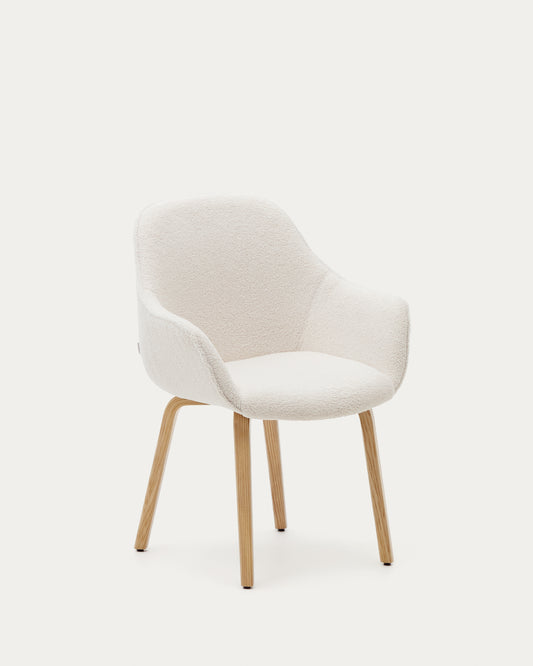 Chaise Aleli bouclette blanc et pieds en bois de frêne avec finition naturelle.