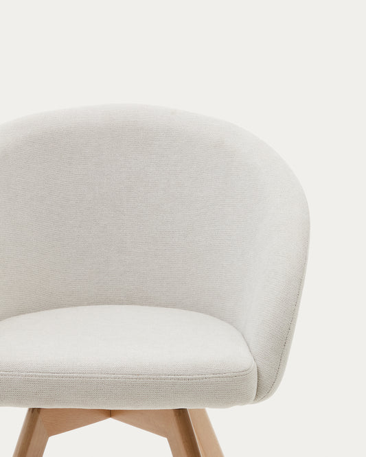 Chaise giratoire Marvin chenille beige et pieds en bois de hêtre finition naturelle FSC 100%