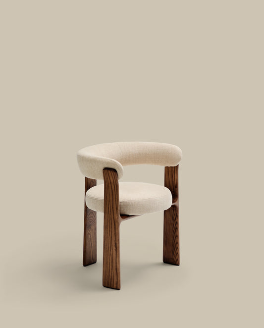 Chaise Granite à 3 pieds en tissu chenille beige et bois de frêne finition noyer FSC 100%