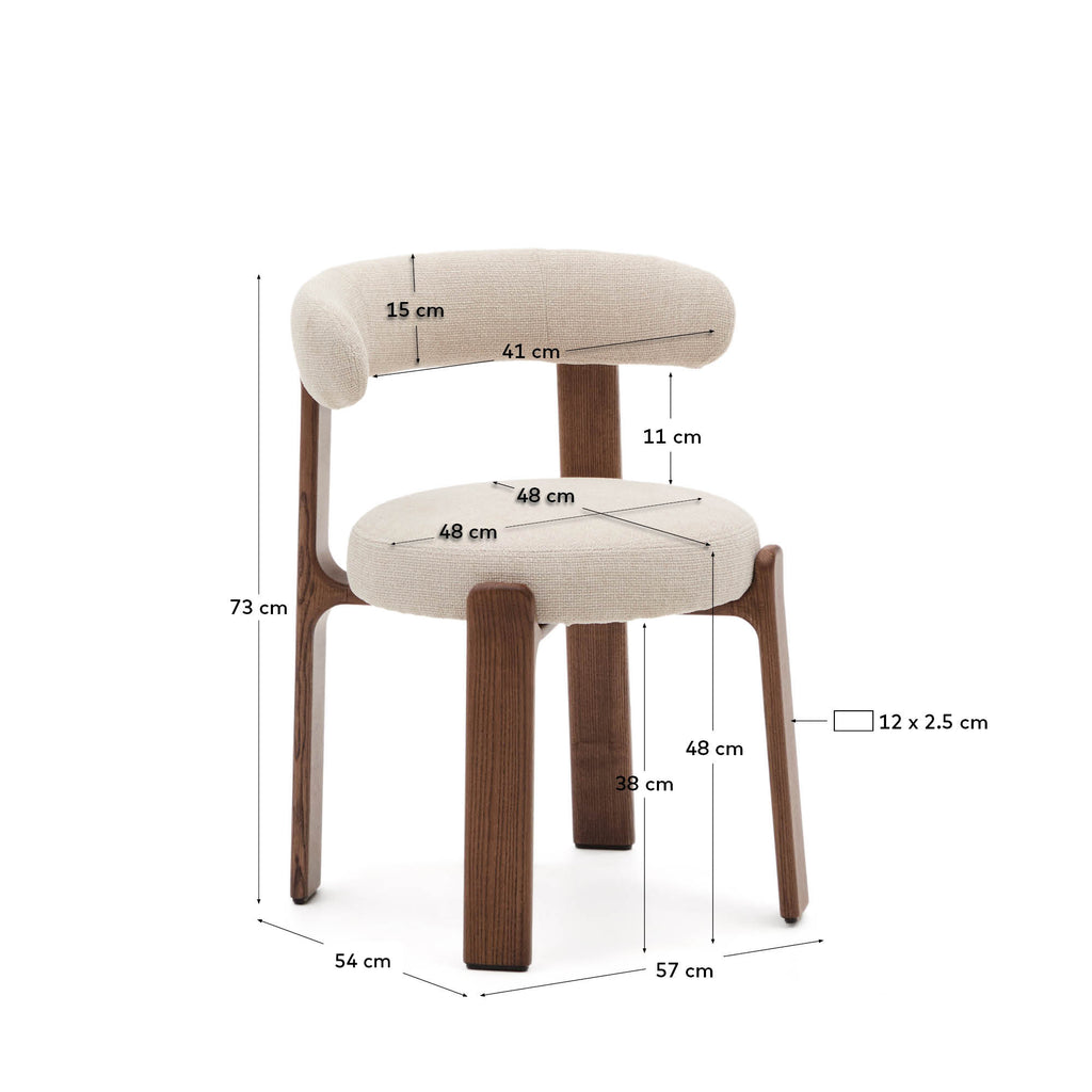 Chaise Granite version ignifugée en chenille beige et bois de frêne avec finition ton noyer FSC 100 %