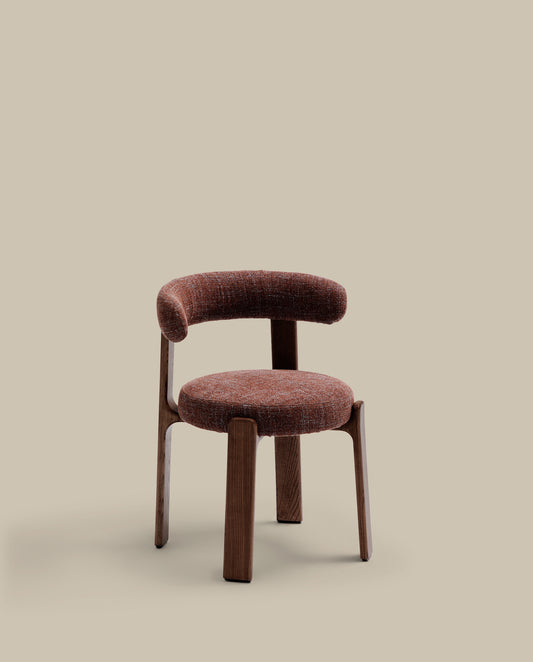 Chaise Granite version ignifugée en chenille marron et bois de frêne avec finition ton noyer FSC 100 %