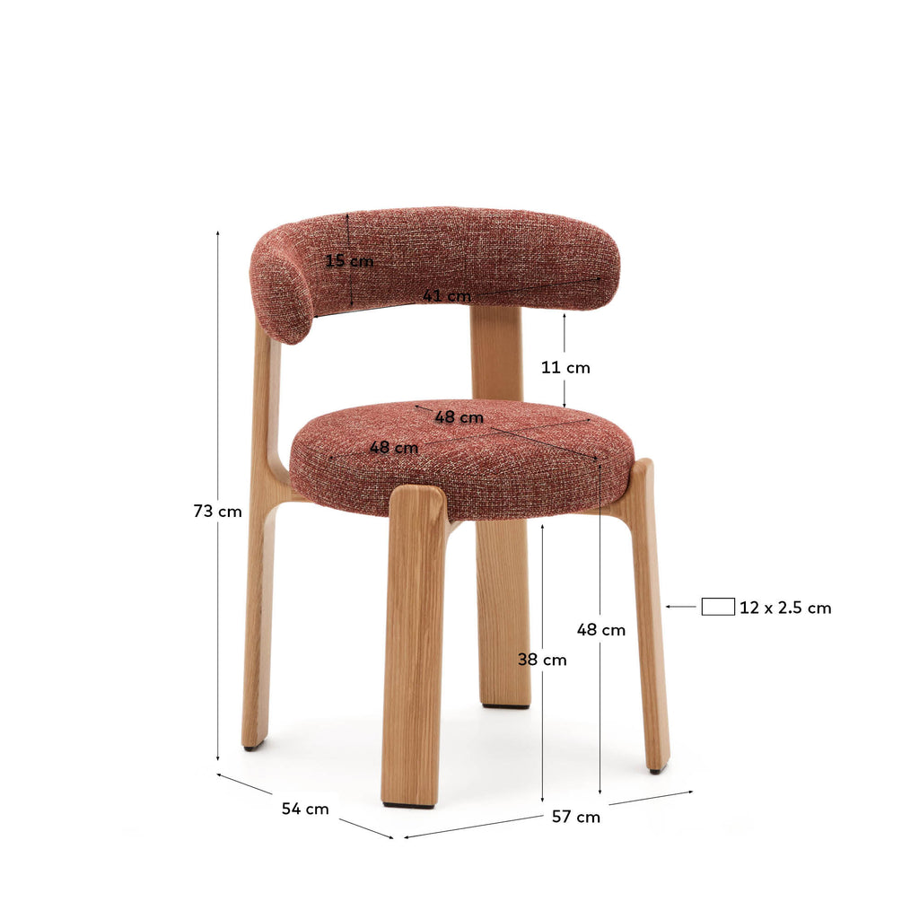 Chaise Granite version ignifugée en chenille terracotta et bois de frêne avec finition ton naturel FSC 100 %