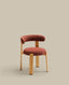 Chaise Granite version ignifugée en chenille terracotta et bois de frêne avec finition ton naturel FSC 100 %