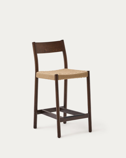 Tabouret Yalia avec dossier en bois de chêne massif, finition noyer, et assise en corde, 65 cm, FSC Mix Credit