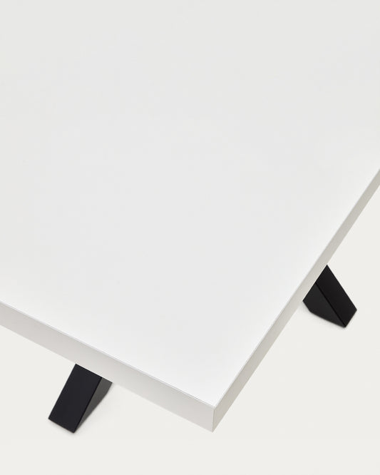 Table Argo en mélaminé finition blanche et pieds en acier finition noire 160 x 100 cm