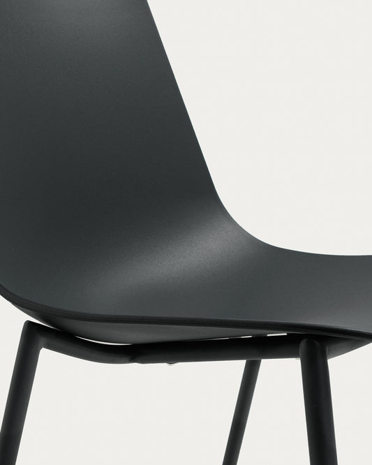 Chaise Whatts avec pieds en acier finition noire