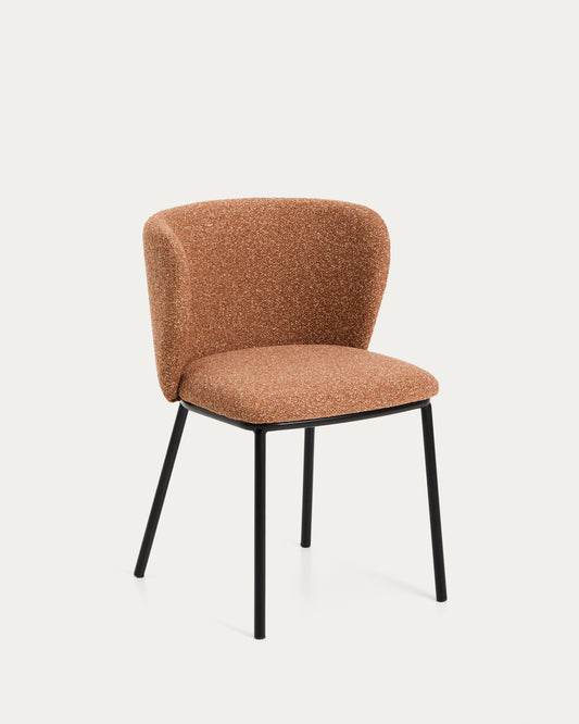 Chaise Ciselia en chenille épaisse terracotta et pieds en acier avec finition noire FSC Mix Credit