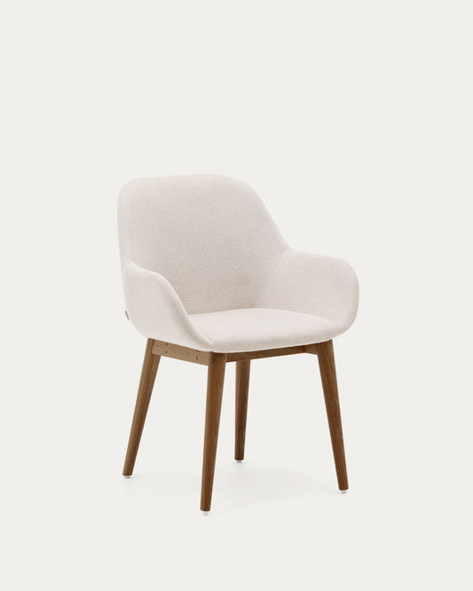 Chaise Konna beige et pieds en bois de frêne foncé