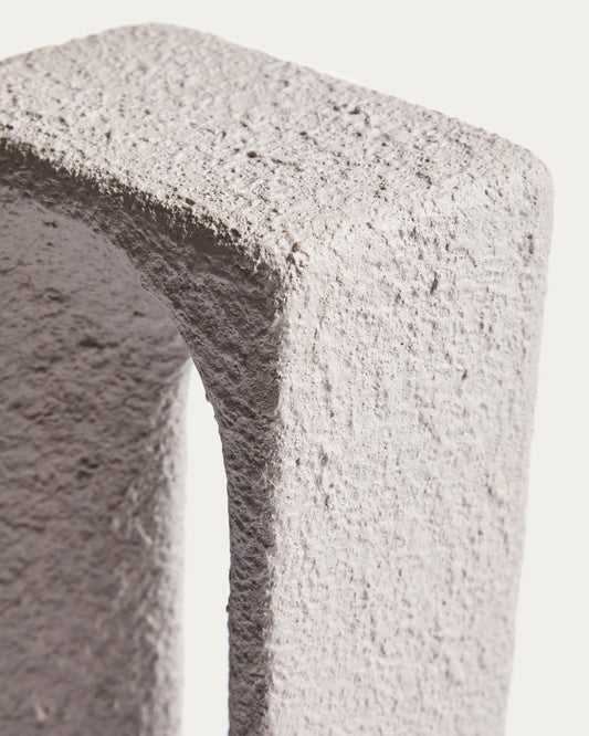 Sculpture Vriona en papier mâché gris clair 13,5 x 33,5 cm