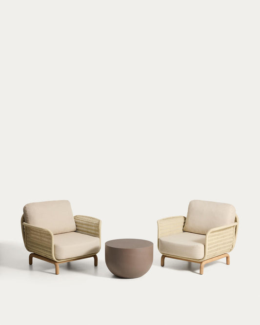 Ensemble de 2 fauteuils Alipa en bois d’acacia FSC 100 % et corde écrue avec table basse Garbet en ciment marron Ø 60 cm