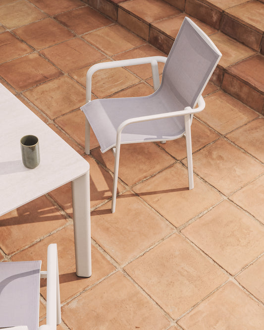 Chaise empilable d’extérieur Canea en textilène beige et aluminium écru