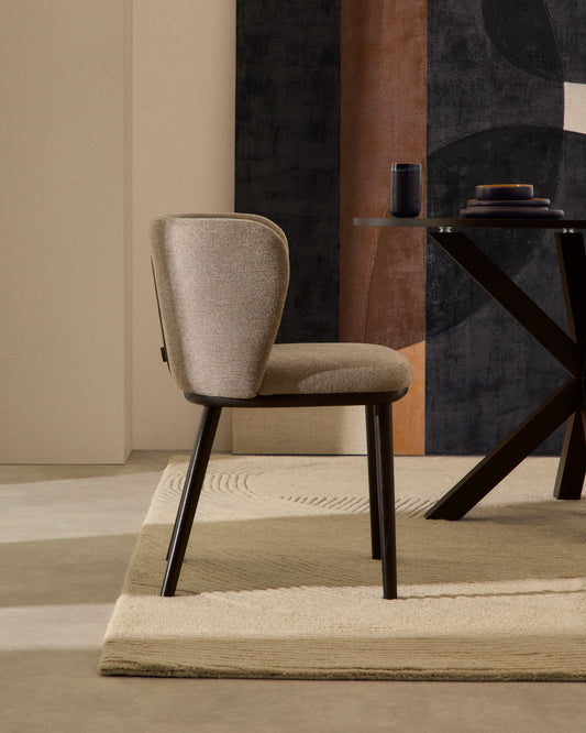 Chaise Ciselia en chenille marron clair et pieds en acier avec finition noire FSC Mix Credit