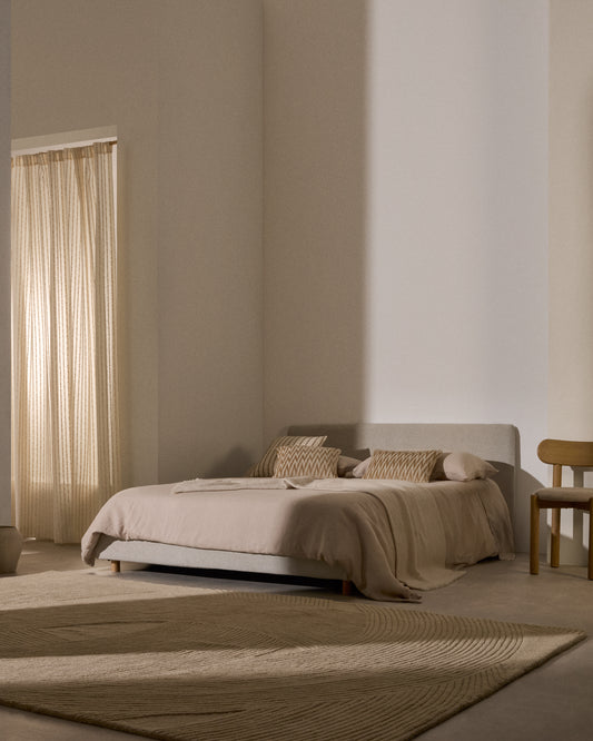 Cadre de lit déhoussable Valma en tissu chenille perle avec pieds en bois de hêtre pour lit de 160 x 200 cm.