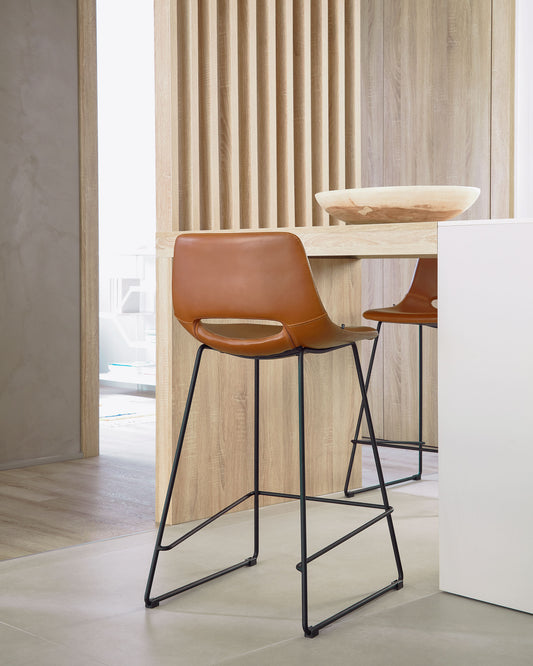 Tabouret Zahara en polyuréthane marron et acier finition noire hauteur 76 cm FSC 100%