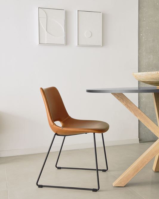 Chaise Zahara en polyuréthane marron et pieds en acier finition noire FSC 100%