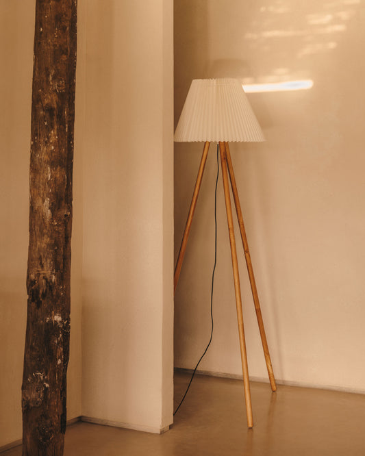 Lampadaire Benicarlo en bois d'hévéa finition naturelle et beige