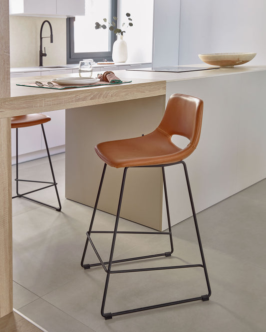 Tabouret Zahara en polyuréthane marron et acier finition noire hauteur 65 cm FSC 100%