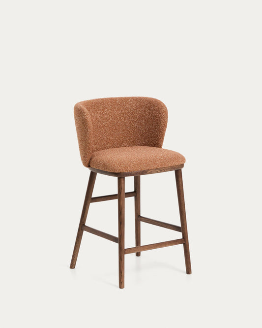 Tabouret Ciselia en chenille épaisse terracotta et pieds en bois de frêne avec finition ton noyer FSC Mix Credit 65 cm