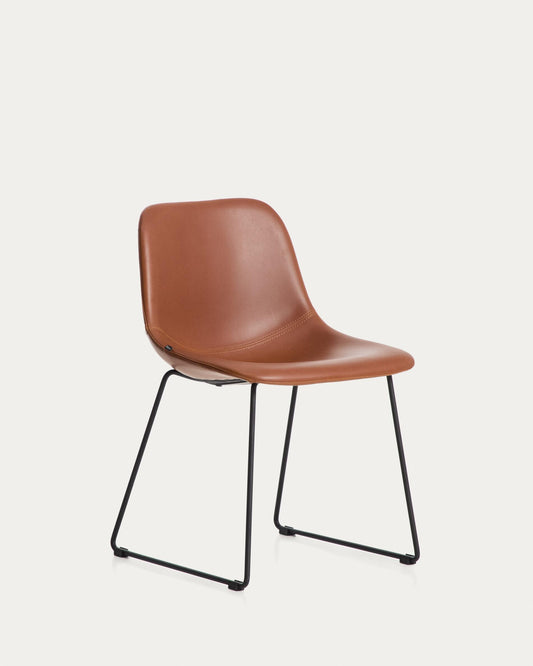 Chaise Zahara en polyuréthane marron avec pieds en acier finition noire FSC 100 %