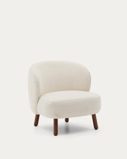 Fauteuil Ulit en bouclette blanche et pieds en bois de frêne finition ton noyer
