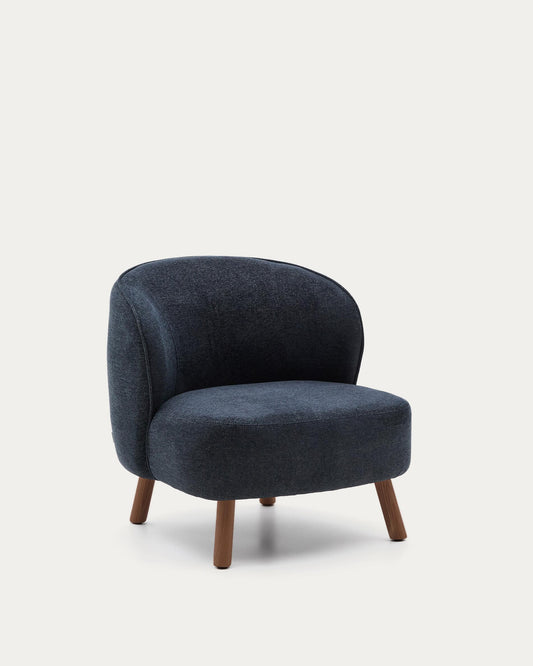 Fauteuil Ulit en chenille gris bleuté et pieds en bois de frêne finition ton noyer