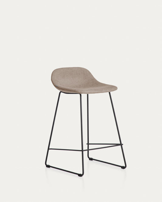 Tabouret Zahara en chenille marron avec pieds en acier finition noire 65 cm FSC 100 %