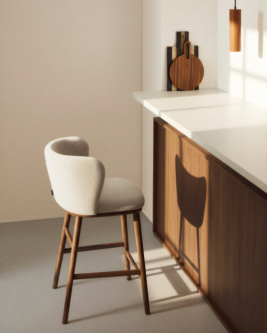 Tabouret Ciselia en chenille épaisse beige et pieds en bois de frêne avec finition ton noyer FSC Mix Credit 65 cm