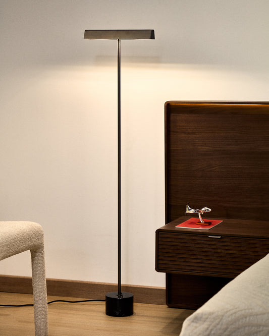 Lampadaire Lynor en acier brossé avec base en marbre noir