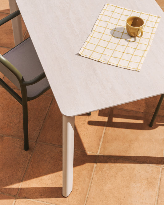 Table Anafi en pierre frittée et aluminium écru 140 x 80 cm