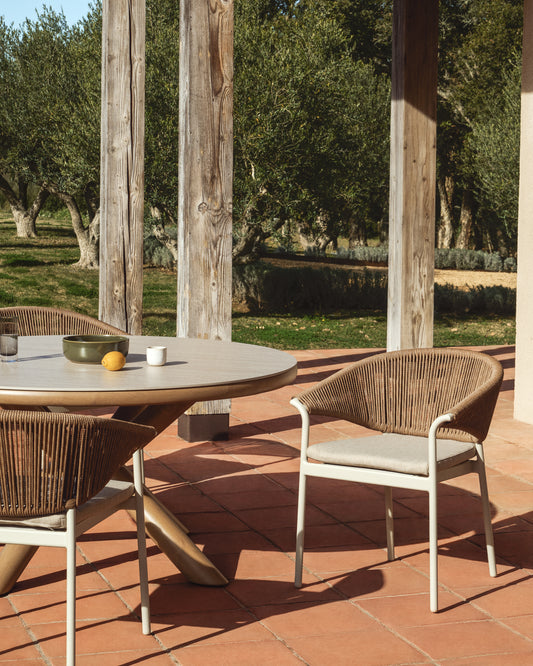 Chaise Zuara en aluminium écru et corde synthétique marron