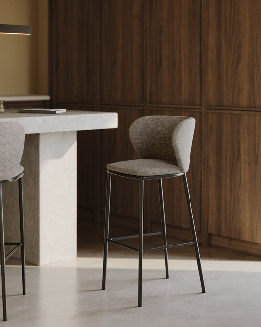 Tabouret Ciselia en chenille marron clair et pieds en acier noir 75 cm FSC Mix Credit