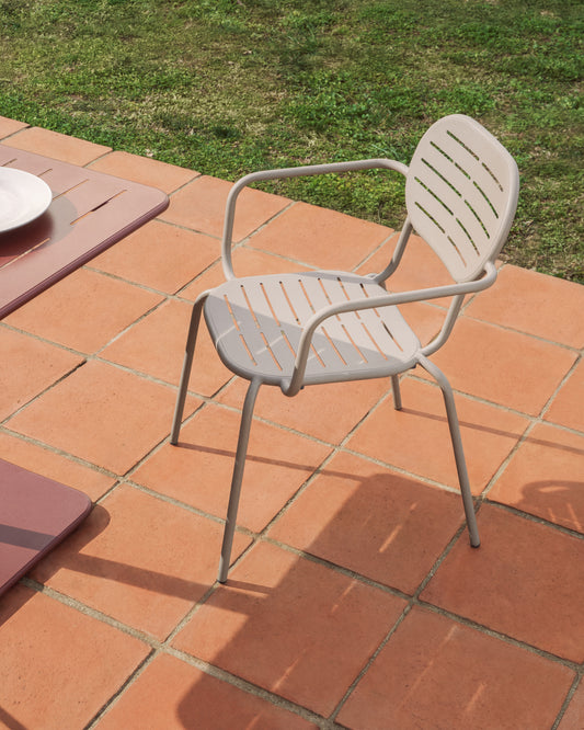 Chaise empilable d’extérieur Brai avec accoudoirs en acier galvanisé taupe