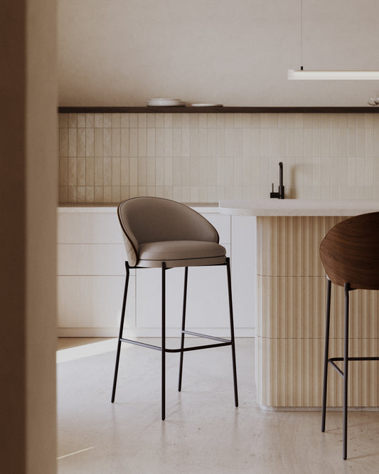 Tabouret Eamy en polyuréthane marron, placage de frêne finition noyer et métal noir 65 cm