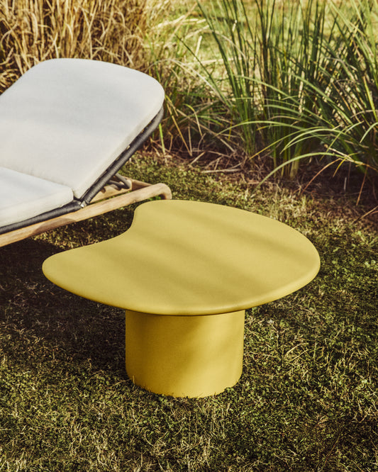 Table basse Macarella en ciment moutarde 83 x 77 cm