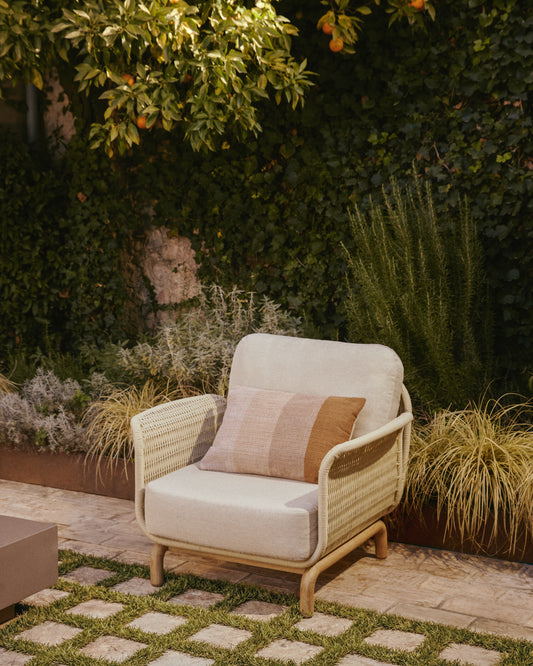 Ensemble de 2 fauteuils Alipa en bois d’acacia FSC 100 % et corde écrue avec table basse Garbet en ciment marron Ø 60 cm