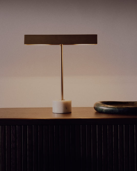 Lampe de table Lynor en métal brossé avec base en marbre blanc