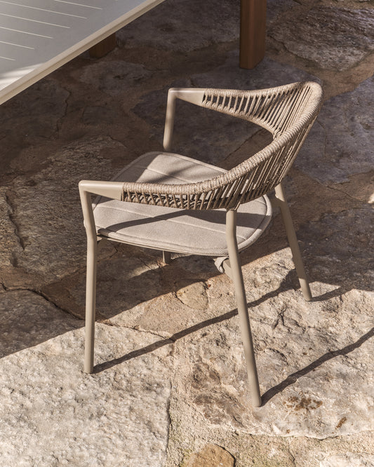 Ensemble table extensible Livorno en aluminium taupe 233 (350) x 100 cm et 6 chaises Alimia en aluminium taupe et corde synthétique marron