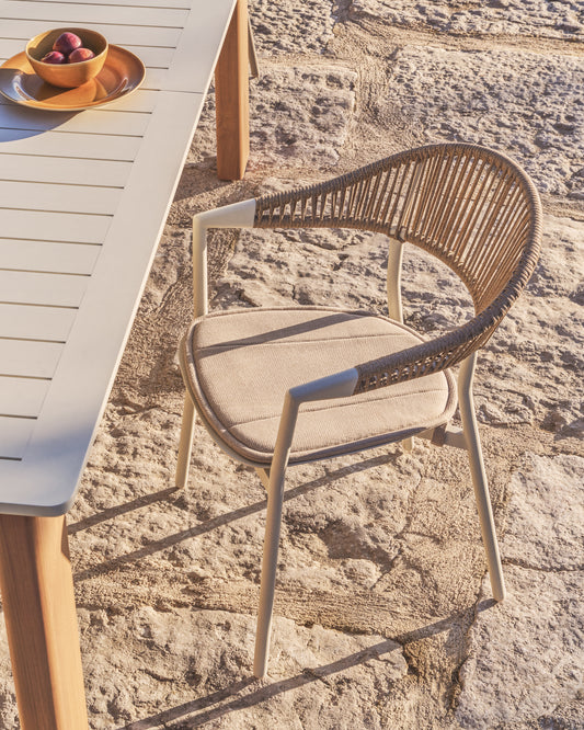 Chaise empilable d’extérieur Alimia en aluminium écru et corde synthétique beige