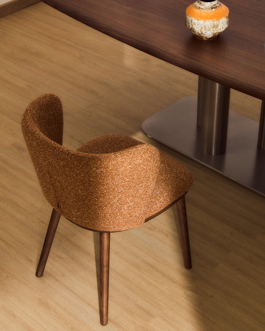 Chaise Ciselia en chenille épaisse terracotta et pieds en bois de frêne avec finition ton noyer FSC Mix Credit