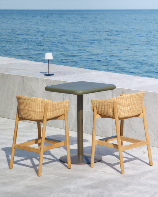 Table haute d'extérieur Elsida avec plateau en béton vert 70 x 70 cm et pied en acier vert Ø 55 x 96 cm