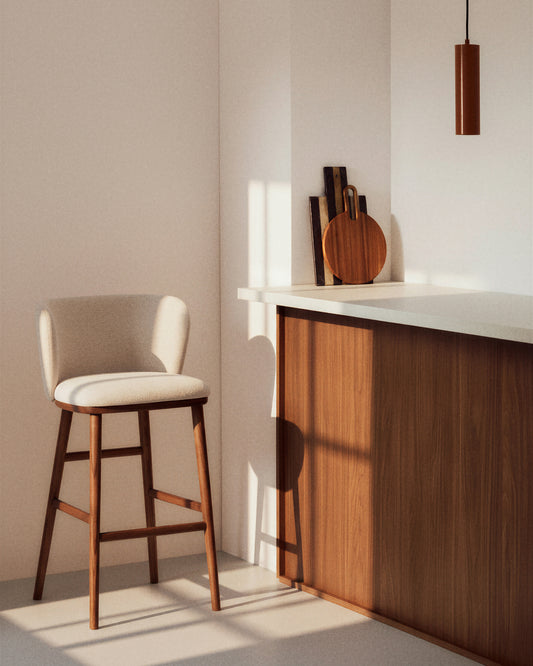 Tabouret Ciselia en chenille épaisse beige et pieds en bois de frêne avec finition ton noyer FSC Mix Credit 75 cm
