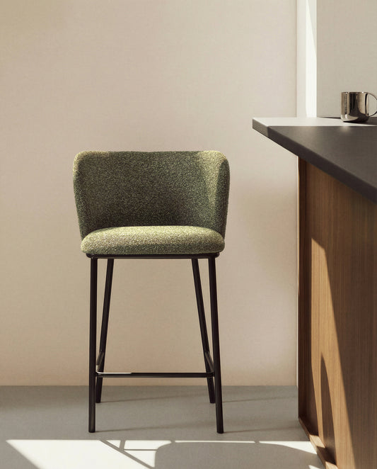 Tabouret Ciselia en chenille épaisse vert foncé et pieds en acier avec finition noire FSC Mix Credit 65 cm