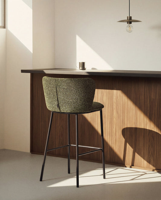 Tabouret Ciselia en chenille épaisse vert foncé et pieds en acier avec finition noire FSC Mix Credit 75 cm