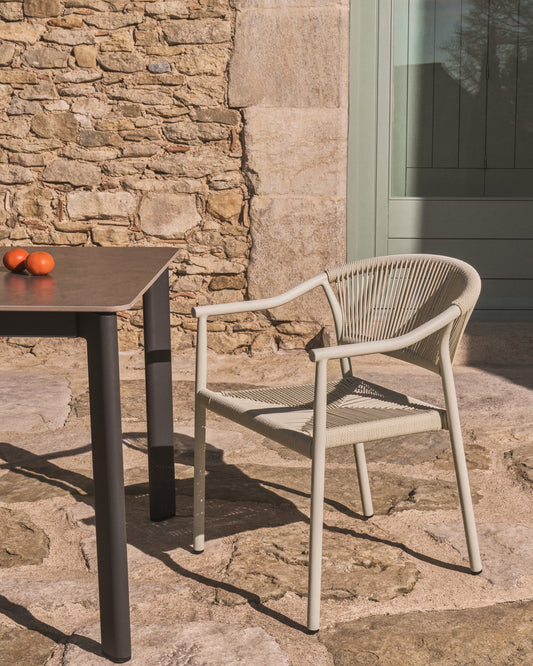 Chaise empilable d’extérieur Livadia en aluminium écru