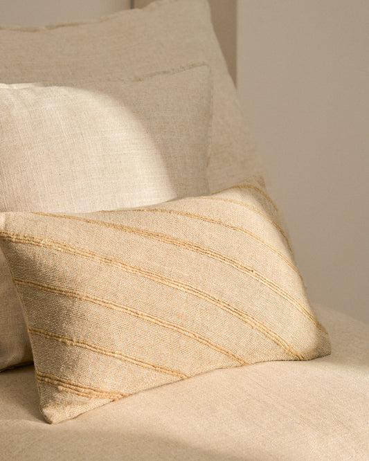 Housse de coussin Riena en coton et viscose beige 30 x 50 cm