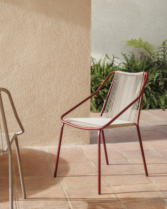 Chaise empilable d’extérieur Zivia en corde écrue et acier galvanisé grenat