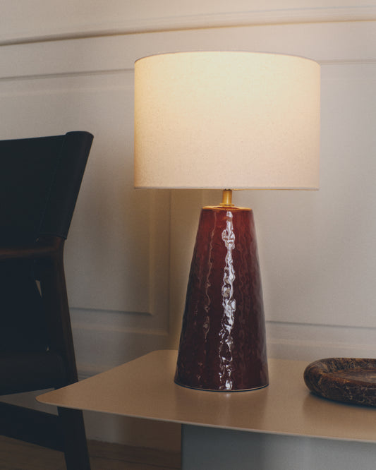 Lampe de table Drava en céramique grenat avec abat-jour en coton