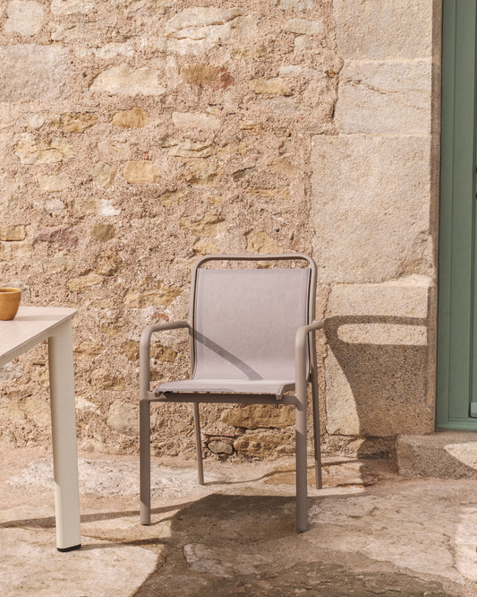 Chaise empilable d’extérieur Luri en aluminium taupe et textilène beige