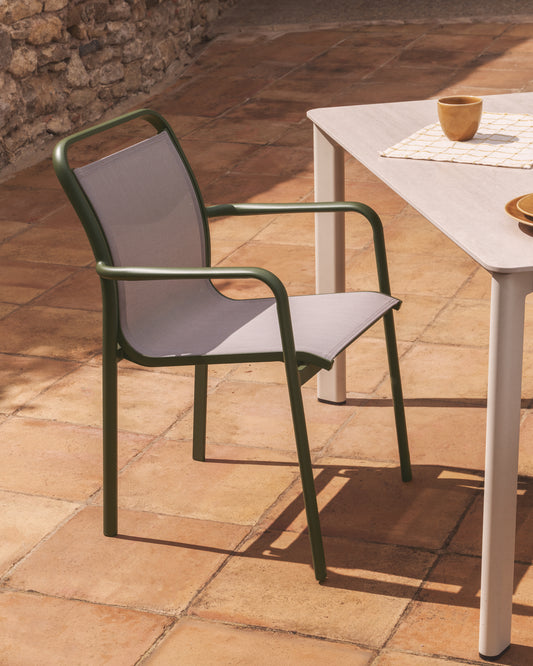 Chaise empilable d’extérieur Luri en aluminium vert et textilène beige