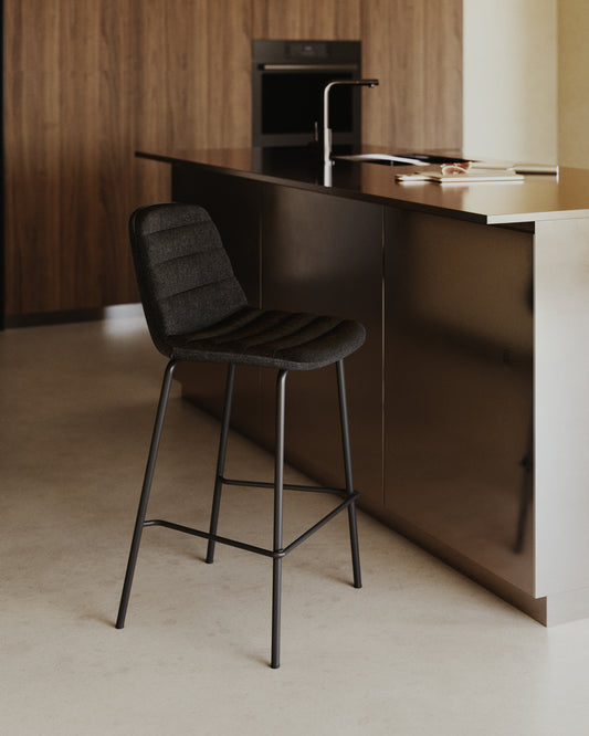 Tabouret  Zunilda en chenille noir  et acier avec finition noir mat hauteur 65 cm FSC 100%
